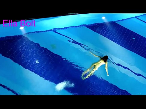 ❤️ मी पाहणे थांबवू शकत नाही, तरुण गोरा ELLA BOLT रिसॉर्ट पूलमध्ये नग्न पोहताना पकडला गेला ❌ आमच्याकडे mr.kutjeporno.ru ❌